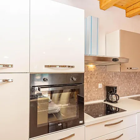 2 Bedroom Beautiful In Hébergement de vacances Drinovci