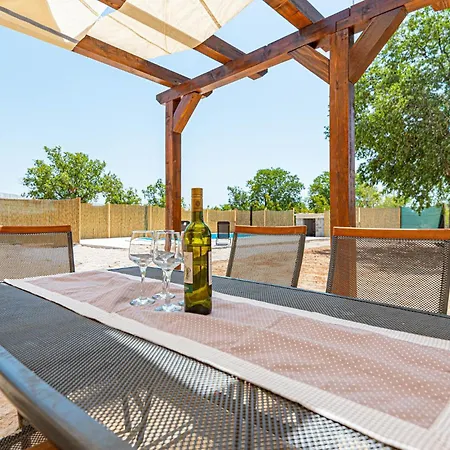 2 Bedroom Beautiful In Drinovci