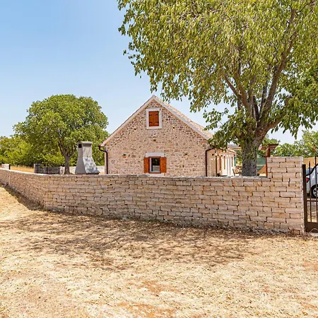 2 Bedroom Beautiful In *