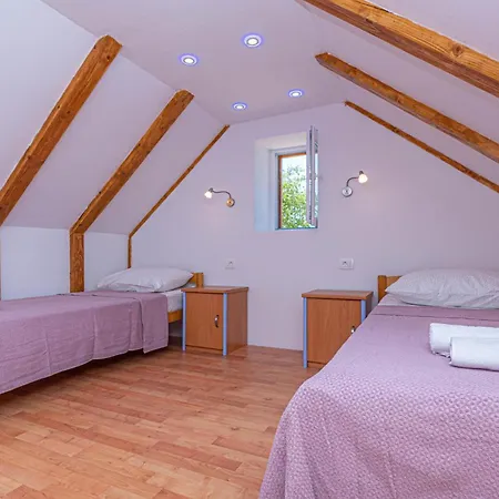 2 Bedroom Beautiful In Drinovci